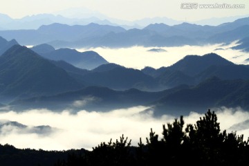 山峦云海