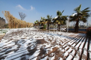 木板路上的积雪