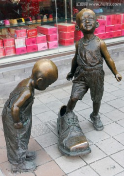 同升和儿童雕塑