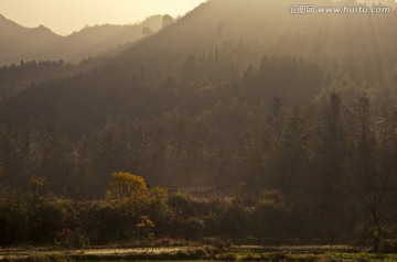 逆光下的山峦