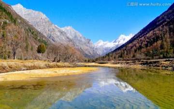 雪山湖泊