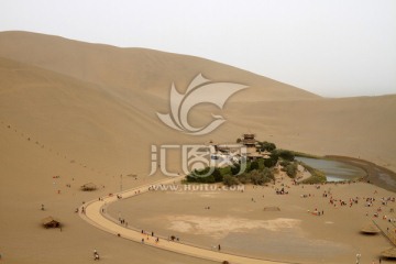 鸣沙山和月牙泉