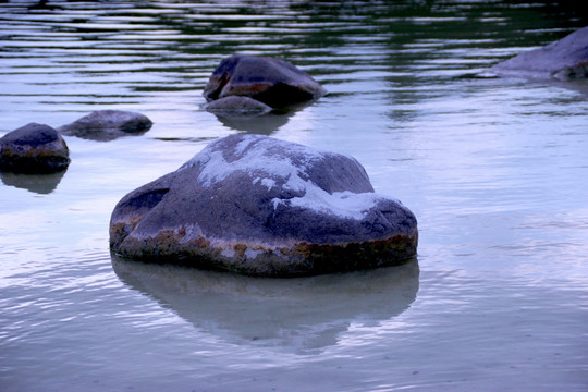 水中石