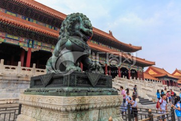北京故宫太和门铜狮雄狮