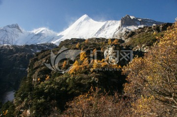 四川稻城亚丁的央迈勇神山