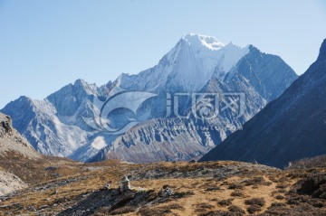 四川稻城亚丁的夏诺多吉神山