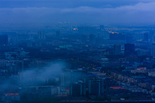 大雾中的城市