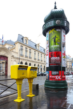 巴黎街景 雨天的巴黎 广告栏