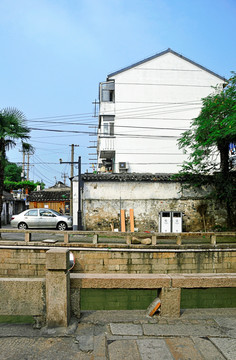 河边河岸白墙房