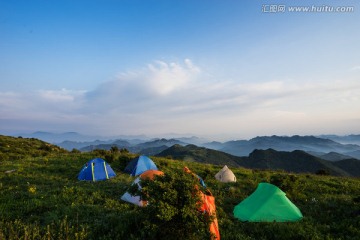 山顶上的帐篷 绿草如茵