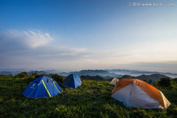 山顶上的帐篷 绿草如茵