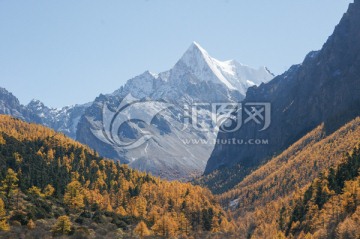 四川稻城亚丁的神山夏诺多吉