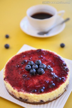 蓝莓奶酪蛋糕与咖啡