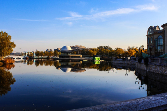 北京蓝色港湾湖边拍摄的秋天美景