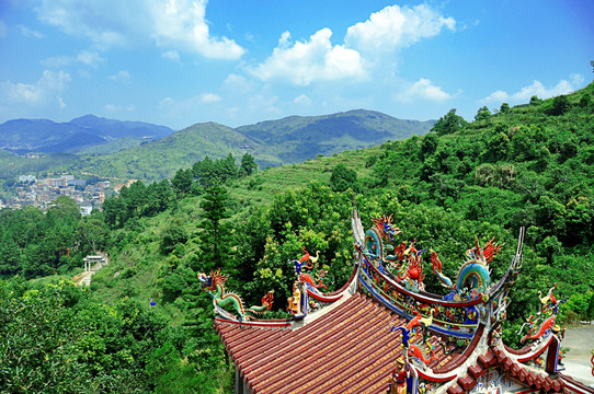 青山蓝天寺院屋顶