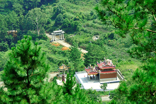 俯瞰山里的寺庙