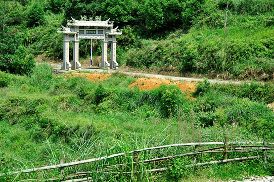 绿草小路牌坊