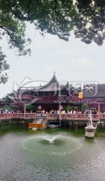 上海豫园九曲桥和湖心亭茶楼