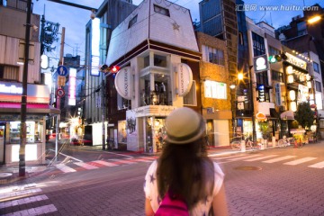 女孩在国外商业街上