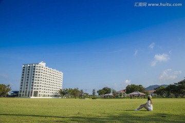 假日酒店与园林风景