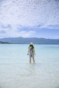 游客在海水中蓝天白云高清大图