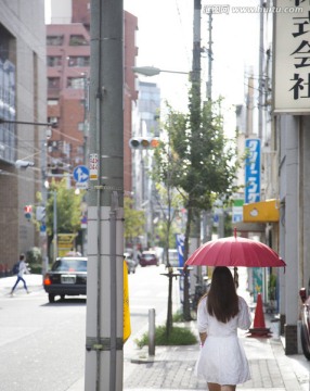 日本商业街上的游客高清大图