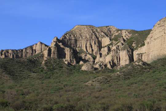 峭立山崖