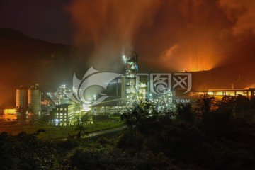 山区工厂夜景