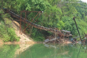 废弃的河道采沙设备