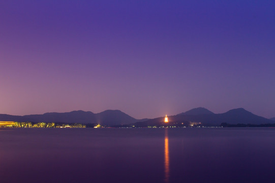 夜晚的西湖雷峰塔