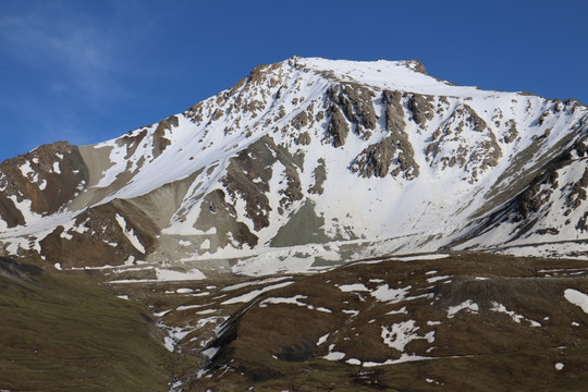 巍峨雪峰