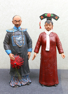 和珅与妻子塑像