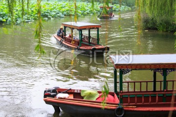 圆明园湖水荷花游船