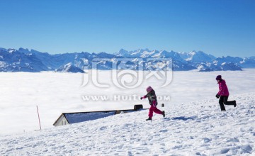 雪山上奔跑的孩子