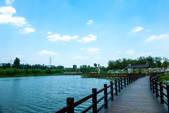 白云藍(lán)天 河畔風(fēng)景大圖