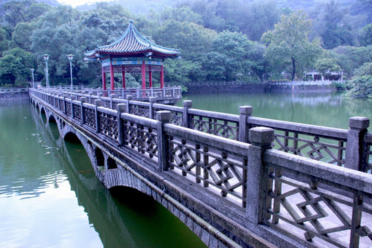 湖中石桥