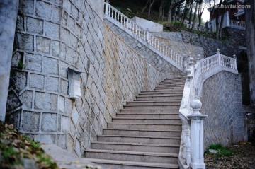 上山的石阶与扶栏