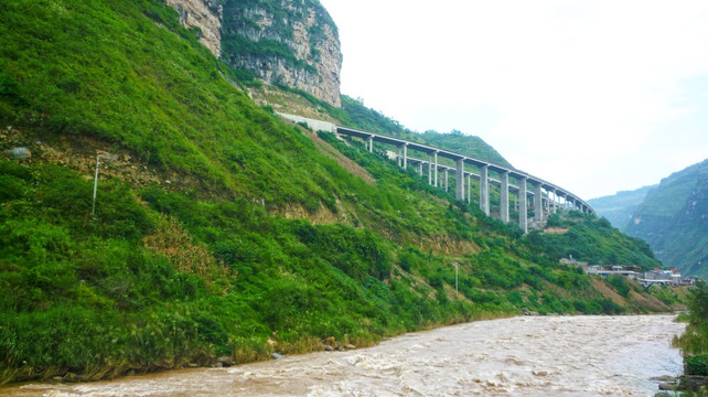 大山与高架桥