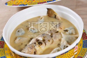 黄鱼炖水饺