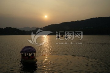 夕阳湖面