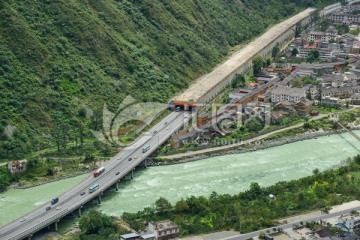 汶川都汶高速公路绵虒隧道