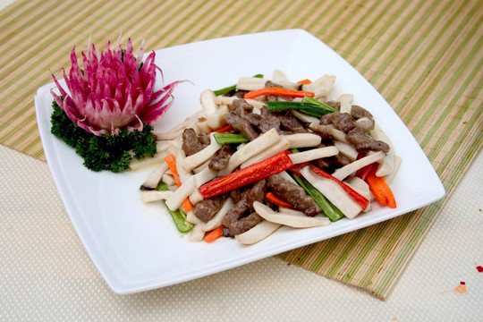 雞腿菇炒牛柳