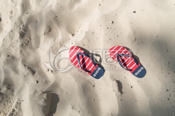 沙滩上的拖鞋