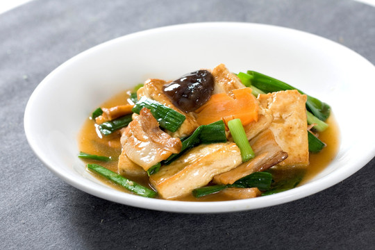 蒜苗咸肉焖豆腐