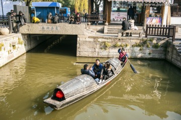 划乌篷船