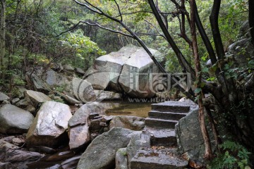 大别山 山路 溪流 巨石