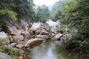 大别山 山路 溪流 巨石