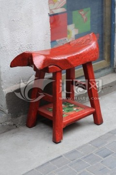 红色木凳