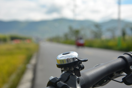 积云 远山 自行车 道路 田野