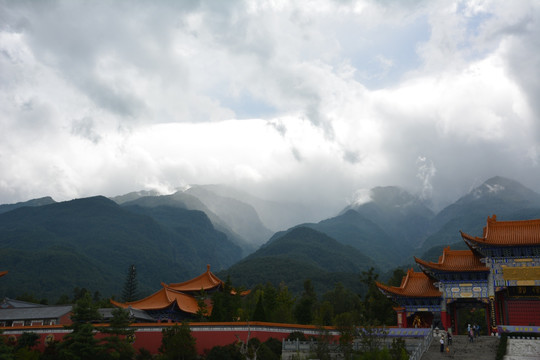 积云 远山 寺庙 传统建筑